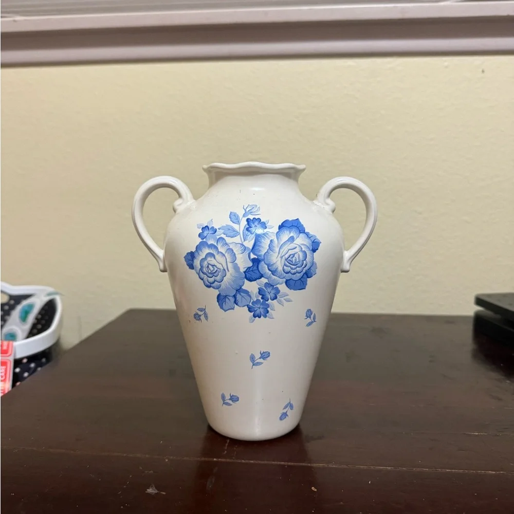 Crowning Touch Cream Color Two Handle Vase Somerset Garden Blue Flower Japan